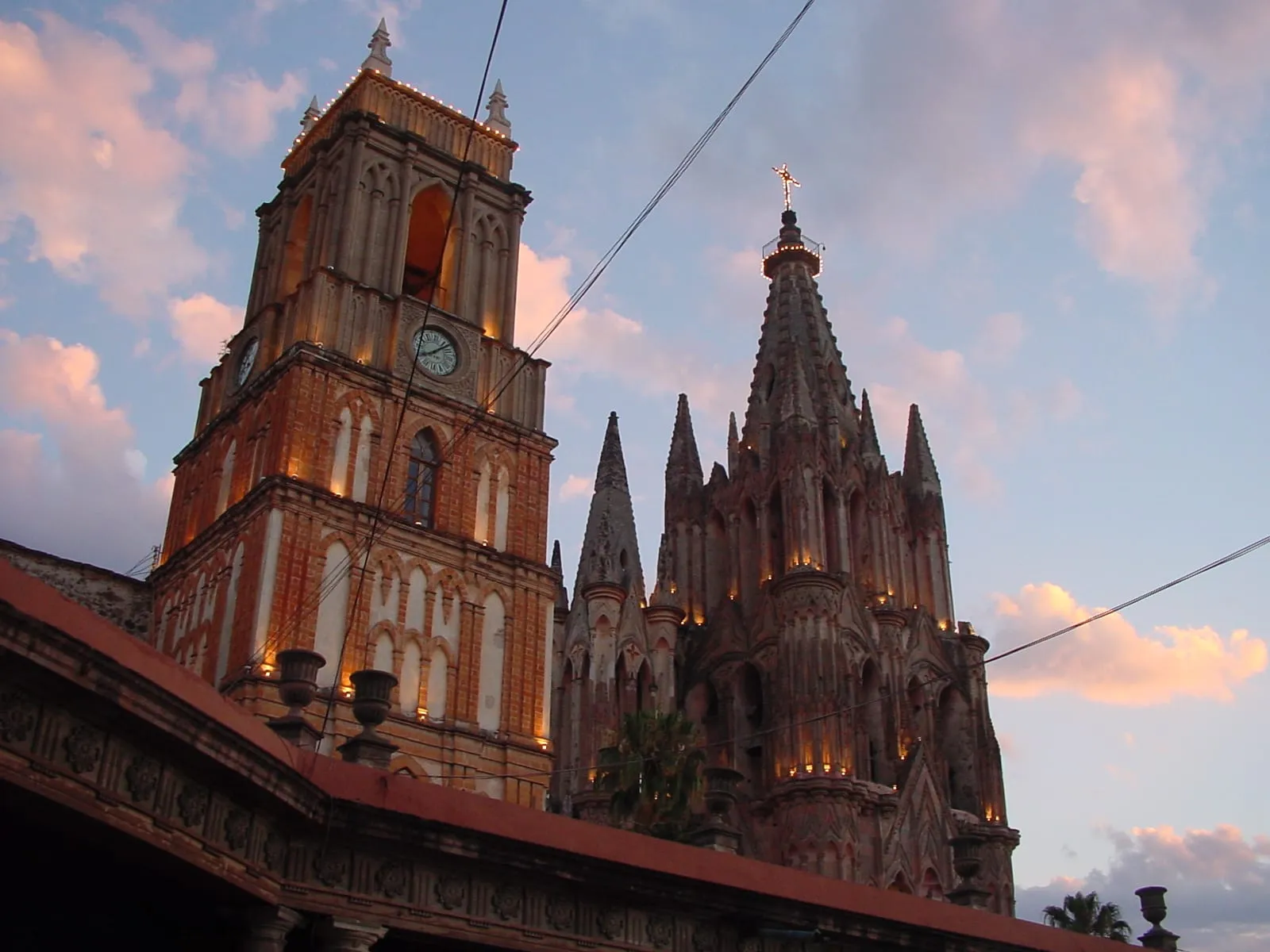 The pink neo-Gothic Parroquia de San Miguel Arcangel rising above San Miguel de Allende, Mexico